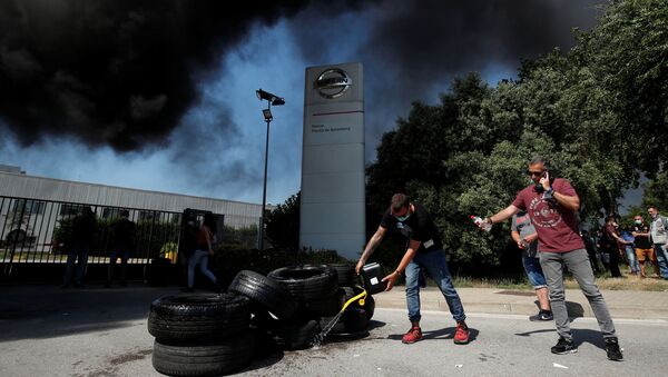 Trabajadores de Nissan se manifiestan tras el anuncio del cierre - Sputnik Mundo