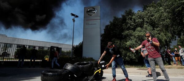 Trabajadores de Nissan se manifiestan tras el anuncio del cierre - Sputnik Mundo