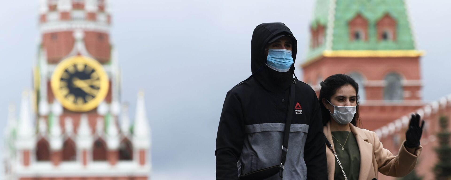 Personas en mascarillas en la Plaza Roja de Moscú - Sputnik Mundo, 1920, 01.12.2021