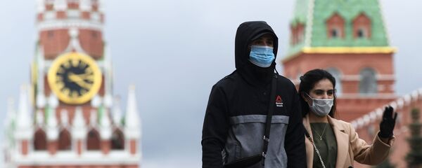 Personas en mascarillas en la Plaza Roja de Moscú Personas en mascarillas en la Plaza Roja de Moscú - Sputnik Mundo