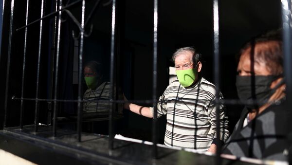 La gente con mascarillas durante el brote de coronavirus en Argentina - Sputnik Mundo