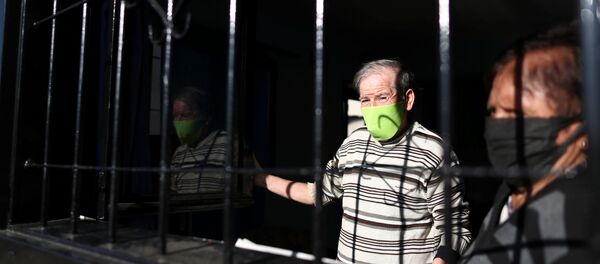 La gente con mascarillas durante el brote de coronavirus en Argentina La gente con mascarillas durante el brote de coronavirus en Argentina - Sputnik Mundo