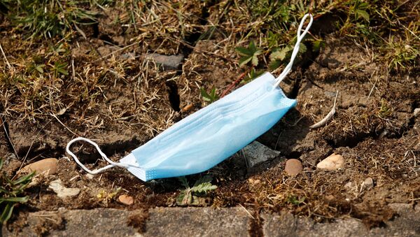 Mascarilla desechada en el suelo - Sputnik Mundo