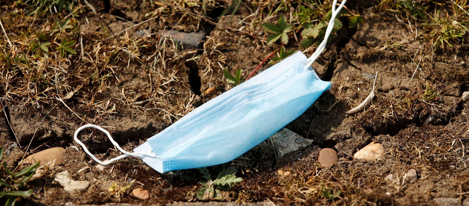 Mascarilla desechada en el suelo - Sputnik Mundo, 1920, 28.05.2020