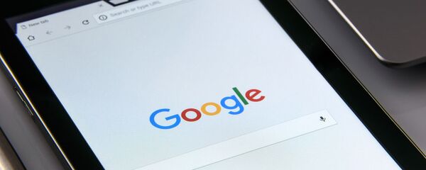 Una tableta con el buscador de Google - Sputnik Mundo