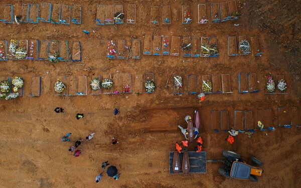 Entierros en Brasil - Sputnik Mundo