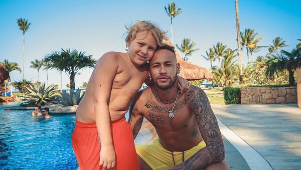 Neymar junto a su hijo Neymar junto a su hijo - Sputnik Mundo