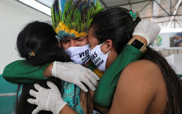 Miqueias Moreira Kokama asiste al funeral de su padre, el jefe indígena Messias Kokama, quien falleció por coronavirus - Sputnik Mundo