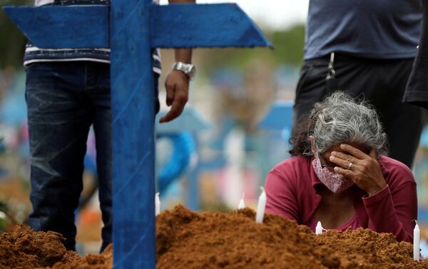Entierro masivo en el cementerio Parque Taruma en Manaos - Sputnik Mundo