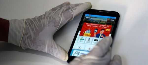 Un celular con una app del COVID-19 en la pantalla - Sputnik Mundo
