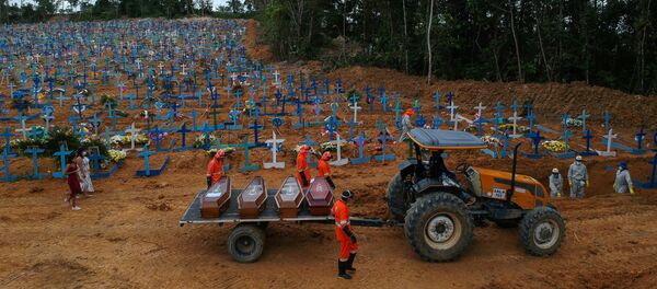 Sepultureros trabajan durante un entierro masivo de víctimas por coronavirus en el cementerio Parque Taruma en Manaos, Brasil, 26 de mayo de 2020 - Sputnik Mundo