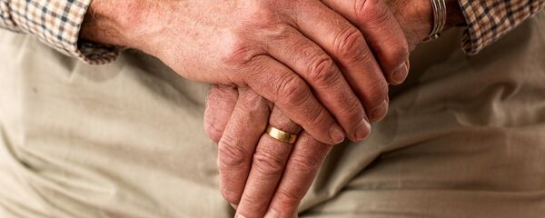 Manos de persona mayor (imagen referencial) - Sputnik Mundo