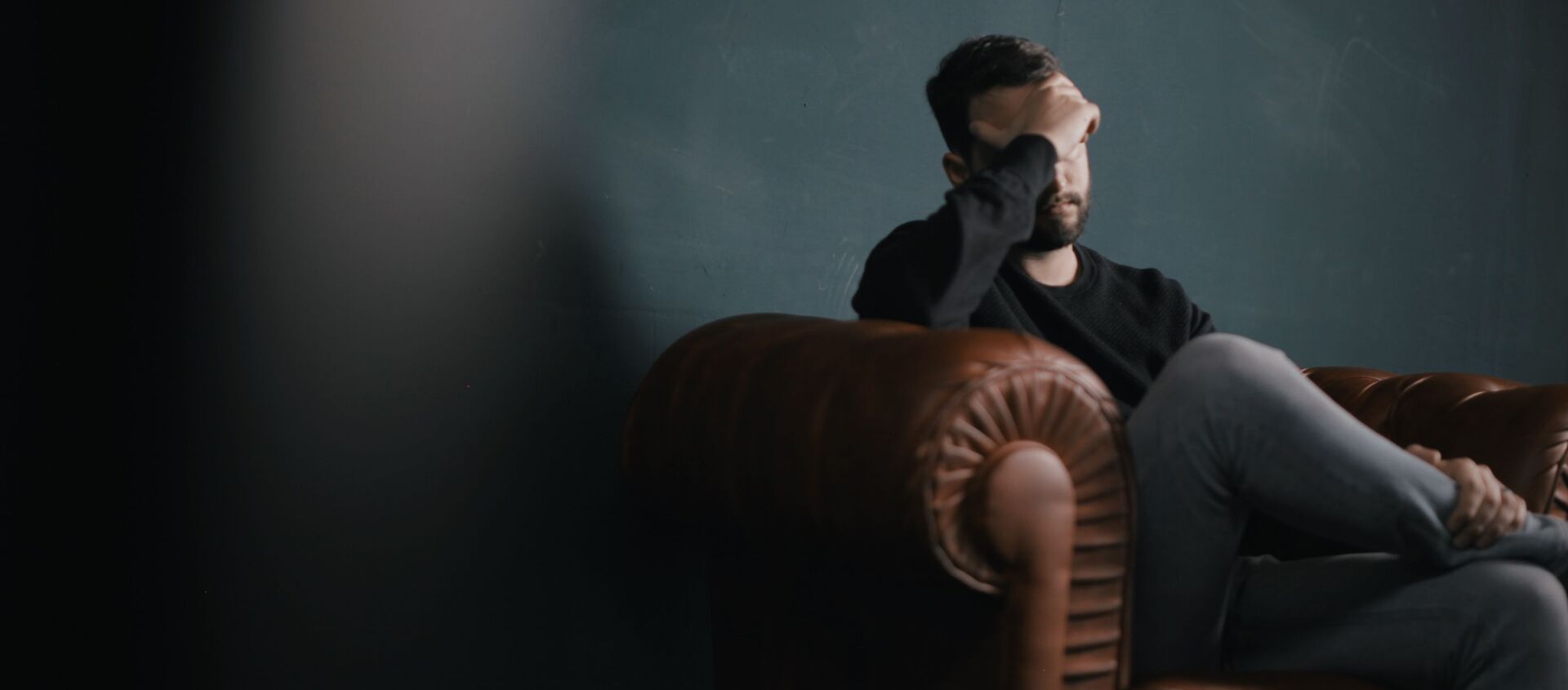 Hombre agarrándose la cabeza - Sputnik Mundo, 1920, 29.05.2020