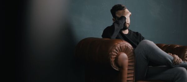 Hombre agarrándose la cabeza - Sputnik Mundo