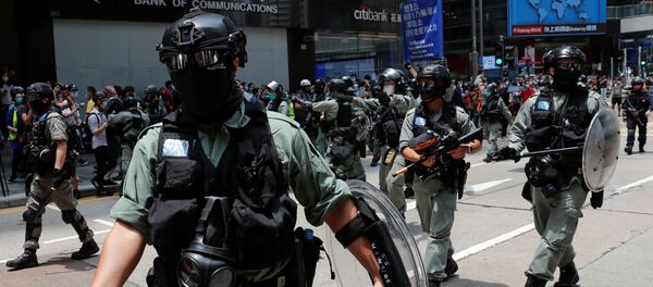 Policía antidisturbios durante las protestas en Hong Kong - Sputnik Mundo