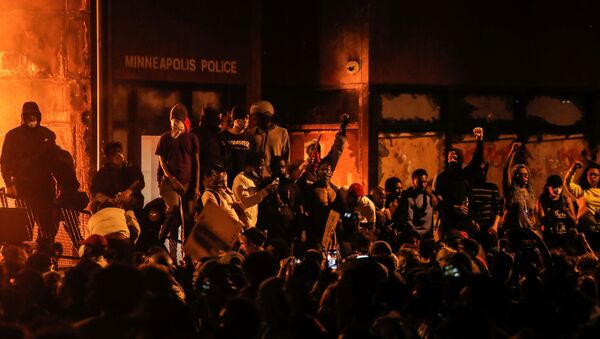 Manifestantes frente a la estación de Policía de Minneapolis (Minnesota), abandonada por los agentes, el 28 de mayo de 2020 - Sputnik Mundo