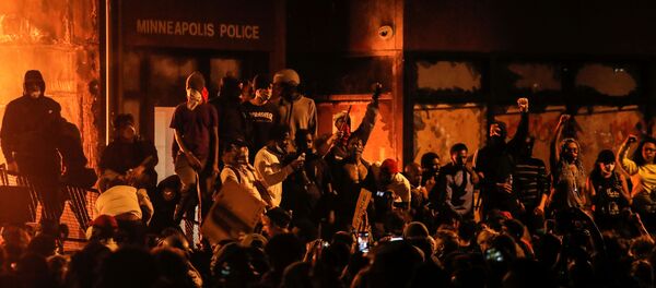 Manifestantes frente a la estación de Policía de Minneapolis (Minnesota), abandonada por los agentes, el 28 de mayo de 2020 Manifestantes frente a la estación de Policía de Minneapolis (Minnesota), abandonada por los agentes, el 28 de mayo de 2020 - Sputnik Mundo
