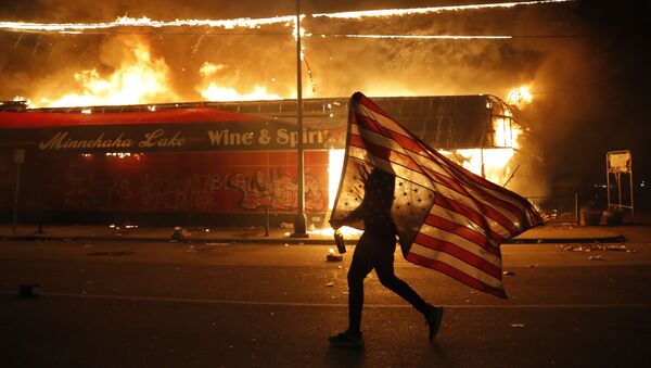 Los altercados en Minneapolis dejan una comisaría de Policía incendiada

 - Sputnik Mundo