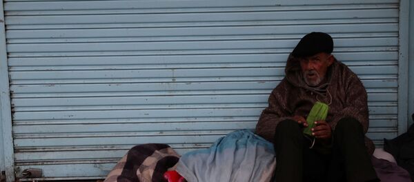 Una persona sin techo en Chile - Sputnik Mundo