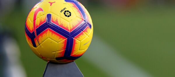 Una pelota de fútbol con el logo de La Liga española - Sputnik Mundo