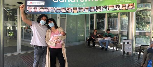 Sofía Siveroni y José Alberto Castañares en el hospital, con su hija Julia. - Sputnik Mundo