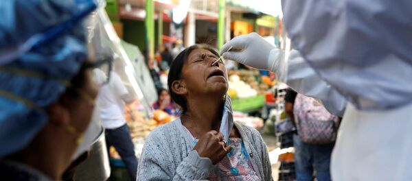 Hacen un test de coronavirus a una mujer guatemalteca - Sputnik Mundo