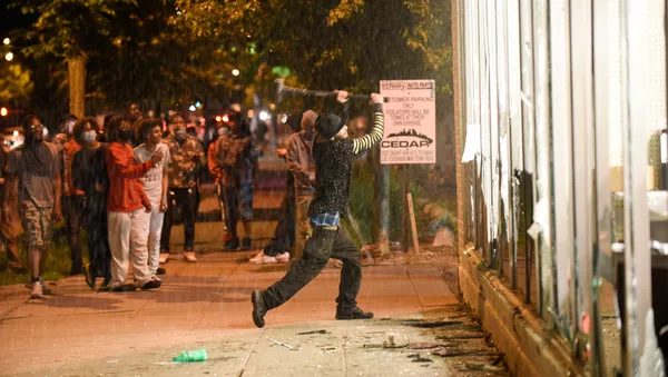 Manifestantes cerca de la Estación de policía de Minneapolis - Sputnik Mundo