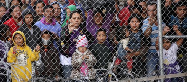 Migrantes de Centroamérica tras cruzar la frontera entre EEUU y México - Sputnik Mundo