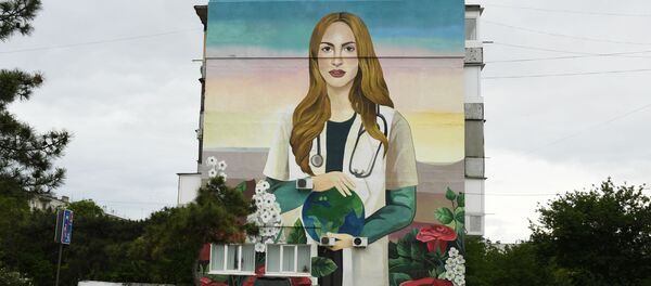 Un graffiti dedicado al personal médico que lucha contra la pandemia de COVID-19 - Sputnik Mundo