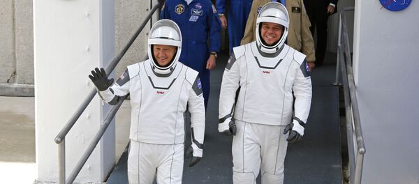 Los astronautas de la NASA, Douglas Hurley y Robert Behnken, caminan hacia la plataforma de lanzamiento de su misión a la EEI, el 27 de mayo - Sputnik Mundo