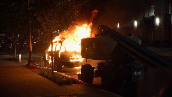 Manifestantes queman un automóvil cerca de la Casa Blanca Manifestantes queman un automóvil cerca de la Casa Blanca - Sputnik Mundo