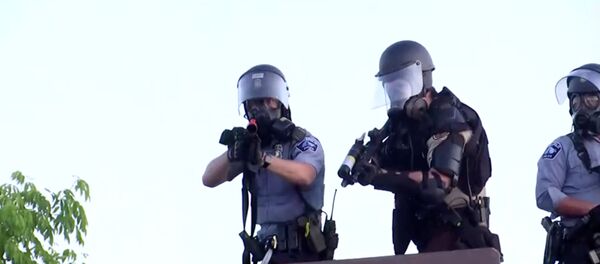 Policía estadounidense en Minneapolis Policía estadounidense en Minneapolis - Sputnik Mundo
