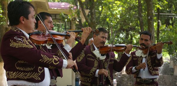 Una banda de mariachis Una banda de mariachis - Sputnik Mundo