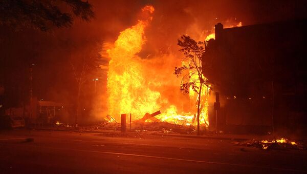 Incendio en una calle en Minneapolis - Sputnik Mundo