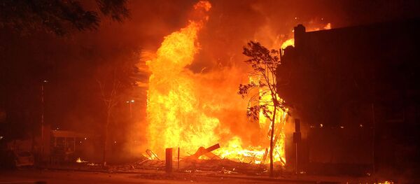 Incendio en una calle en Minneapolis - Sputnik Mundo