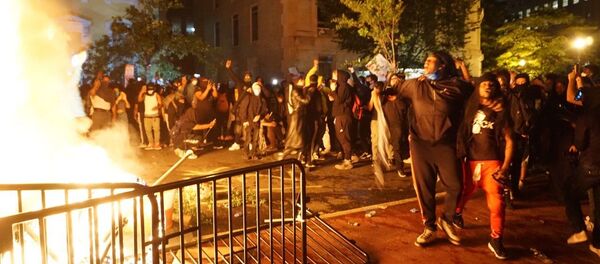 Las protestas y los disturbios desatados en Washington por la muerte del afroamericano George Floyd - Sputnik Mundo