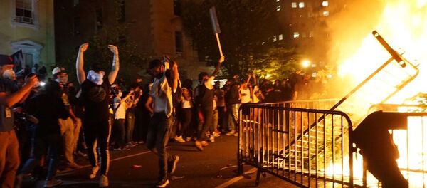 Las protestas y los disturbios desatados en Washington por la muerte del afroamericano George Floyd - Sputnik Mundo