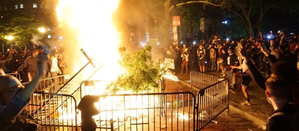 Las protestas y los disturbios desatados en Washington por la muerte del afroamericano George Floyd - Sputnik Mundo