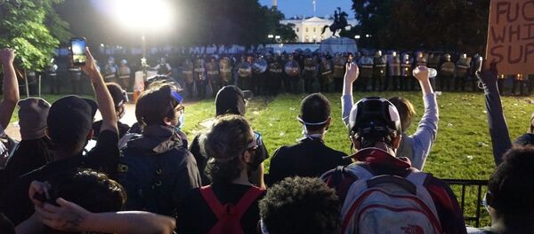 Las protestas y los disturbios desatados en Washington por la muerte del afroamericano George Floyd Las protestas y los disturbios desatados en Washington por la muerte del afroamericano George Floyd - Sputnik Mundo