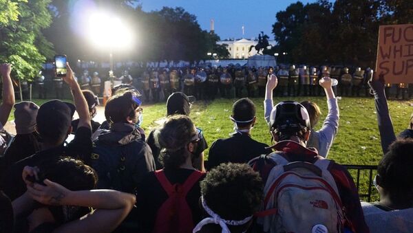 Las protestas y los disturbios desatados en Washington por la muerte del afroamericano George Floyd Las protestas y los disturbios desatados en Washington por la muerte del afroamericano George Floyd - Sputnik Mundo