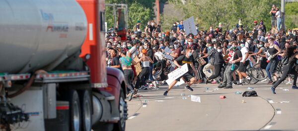 Un camión embiste contra una multitud de manifestantes en Minneapolis - Sputnik Mundo