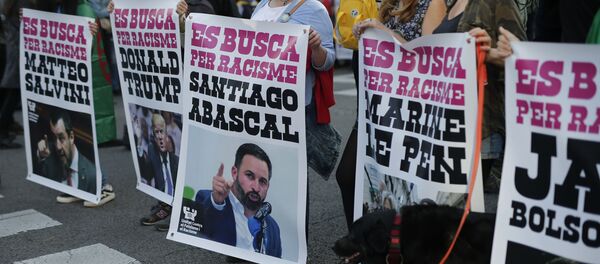 Carteles de una protesta contra el racismo en Barcelona  - Sputnik Mundo