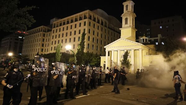 Los policías de EEUU junto a la iglesia de Saint John en Washington - Sputnik Mundo