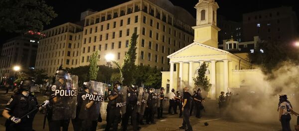 Los policías de EEUU junto a la iglesia de Saint John en Washington - Sputnik Mundo