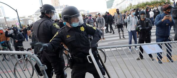 Policía de Minneapolis durante las protestas en EEUU - Sputnik Mundo