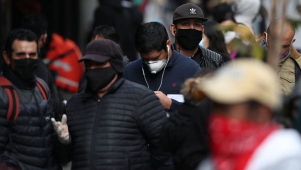 Unos chilenos con mascarillas Unos chilenos con mascarillas - Sputnik Mundo