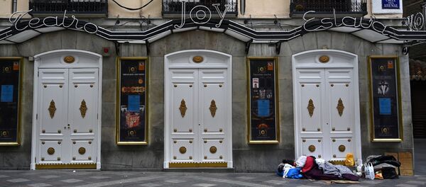 Una persona sin hogar duerme en una calle céntrica de Madrid el pasado mes de marzo. - Sputnik Mundo