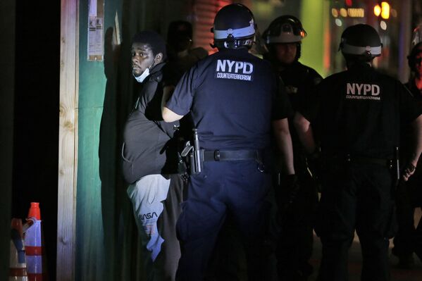 Cómo los manifestantes de Nueva York utilizan el toque de queda para realizar saqueos
 - Sputnik Mundo