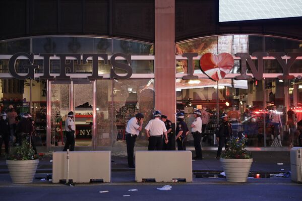 Cómo los manifestantes de Nueva York utilizan el toque de queda para realizar saqueos
 - Sputnik Mundo