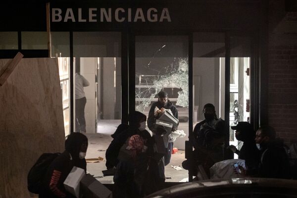 Cómo los manifestantes de Nueva York utilizan el toque de queda para realizar saqueos
 - Sputnik Mundo